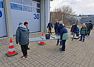 Beim Verletztentransport ist Teamwork gefragt, um den Eimer Wasser möglichst voll ins Ziel zu tragen (Bild: Dieter Seebach/THW Augsburg)