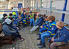 Kurze Begrüßung und Besprechung des Tages mit den Kindern der Gruppe 3 (Bild: Dieter Seebach/THW Augsburg)